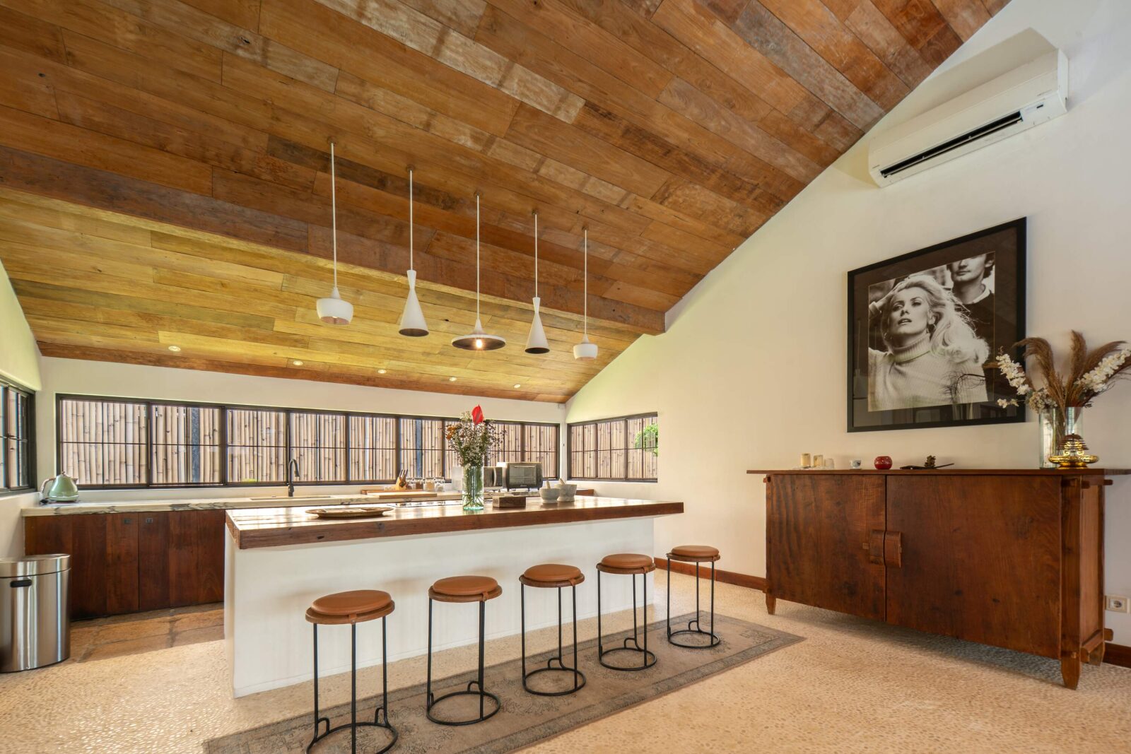 The kitchen breakfast bar with stools